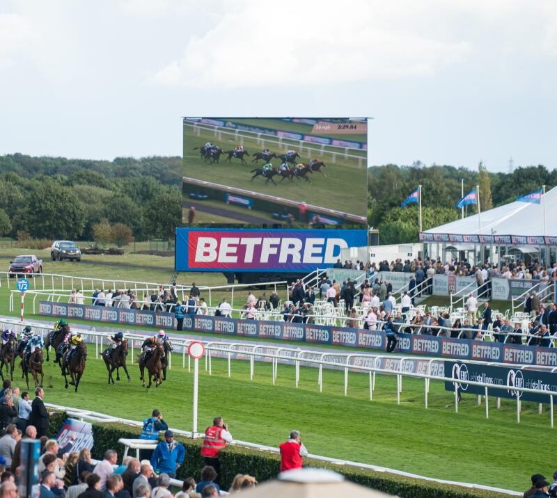 Large advertising screen for the st leger festival