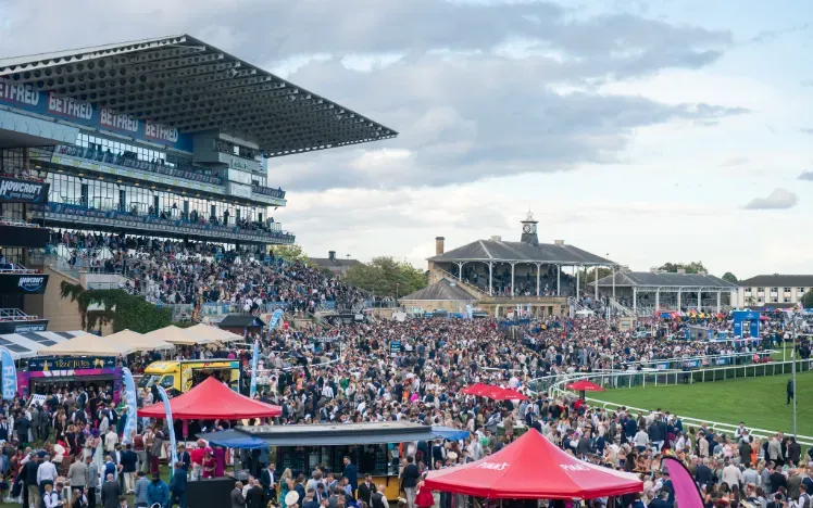 St Leger 2025 Crowd